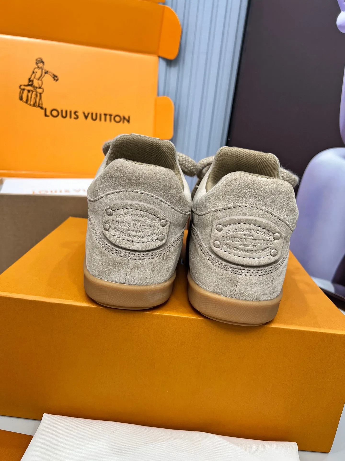 P660. Couple style 🔥 New model on the shelves 🔥 Louis Vuitton 25ss, LV co-branded nigo YETI Jigglypuff is ugly and cute, many Internet celebrities have put it on the show, a classic and versatile item. Fabric: imported cow suede. Lining: High-grade elastic mesh, original molded outsole. Size: women's clothing, 35-41 (customized for women's 41), men's clothing 39-46 (customized for 45-46)